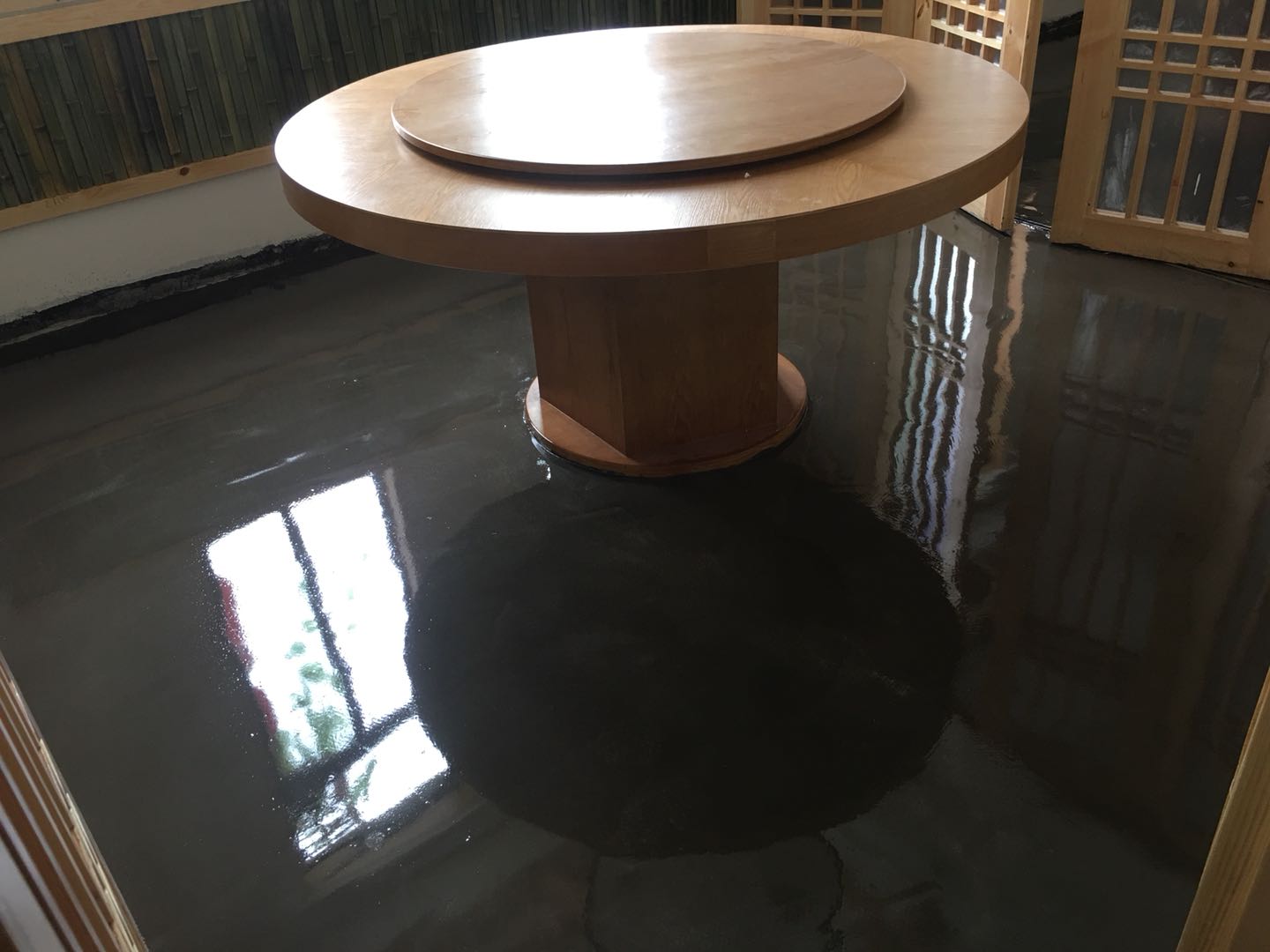 吉首市乾州餐廳環(huán)氧復(fù)古地坪施工完成，祝老板生意興隆，財(cái)源廣進(jìn)